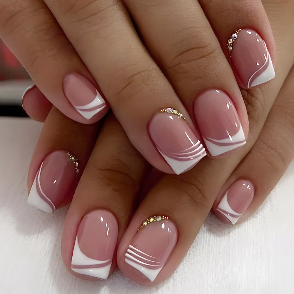 Nail Art Simple - Faux ongles français irréguliers avec diamant